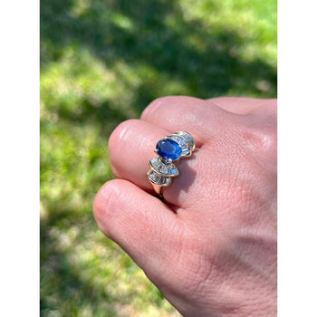 Bague en or 14k avec saphir bleu taille ovale de 1,19 carat et diamants taille baguette – Assay Jewelers