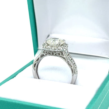 Bague avec diamant rond naturel de 2.16 carat, halo de diamants et diamants latéraux – Assay Jewelers