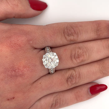 Bague ronde naturelle en diamant de 2,16 carats avec halo de diamants et pierres latérales en diamant – Assay Jewelers