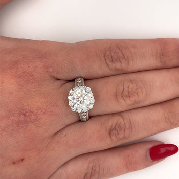 Bague en diamant naturel rond de 2,16 carats avec halo de diamants et pierres latérales en diamant – Assay Jewelers