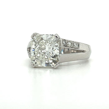 txt
Diamant de laboratoire taille radiant de 4,11 carats dans une Bague à tige fendue avec pierres latérales en diamant – Assay Jewelers