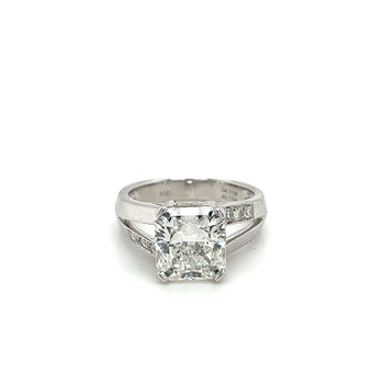 Bague avec diamant de laboratoire taille radiant de 4,11 carats, monture fendue et pierres latérales en diamant – Assay Jewelers