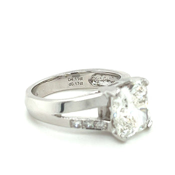 Diamant cultivé en laboratoire taille radiant de 4,11 carats sur Bague à tige fendue avec diamants latéraux – Assay Jewelers