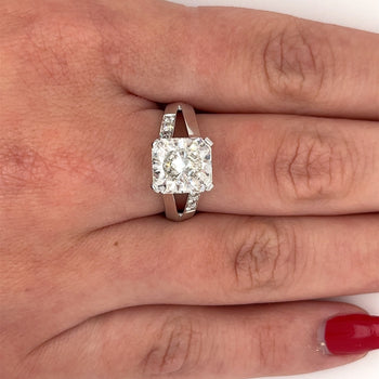 Diamant de laboratoire taille radiant de 4,11 carats dans une Bague à tige fendue avec pierres latérales en diamant – Assay Jewelers