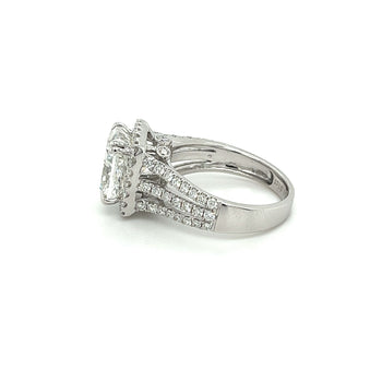 4.44 Carat F/VVS2 Diamant de laboratoire taille Coussin dans une Bague halo diamant à 3 rangs avec anneau fendu – Assay Jewelers