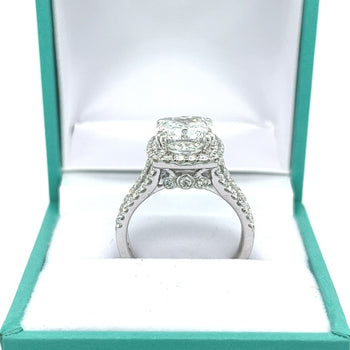Bague halo en diamant à tige fendue 3 rangs avec diamant de laboratoire taille Coussin 4.44 carats F/VVS2 – Assay Jewelers
