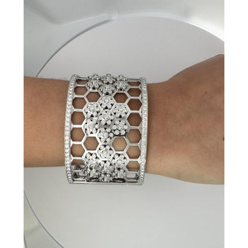 6.5 CTTW ラウンドカットダイヤモンドのハニカムモチーフ 18Kホワイトゴールド バングルブレスレット – Assay Jewelers