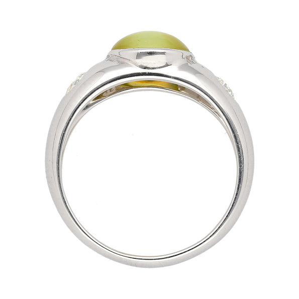 Bague trois pierres en or blanc 18K, sertie clos, avec chrysobéryl œil-de-chat et diamants