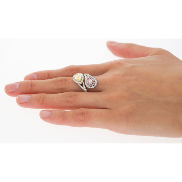 Bague Toi et Moi en or blanc 18K avec diamants Fancy Intense Yellow et Fancy Light Pink certifiés GIA