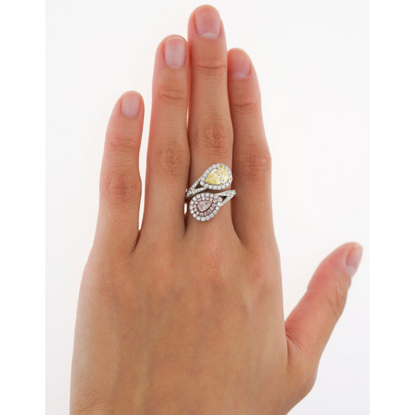 Bague Toi et Moi en or blanc 18K avec diamant jaune intense fantaisie et diamant rose clair fantaisie certifié GIA