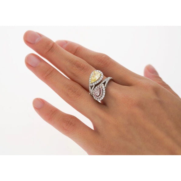 Bague Toi et Moi en or blanc 18K avec diamant jaune intense fantaisie et diamant rose pâle fantaisie certifiés GIA