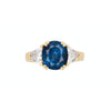 GIA Zertifizierter Ovaler Blauer Saphir und Trillion Diamant 3 Stein Ring in 18K