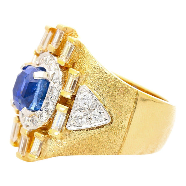 Bague pour homme Anciens en or finition mate, saphir bleu 4,57 carats et diamants baguette